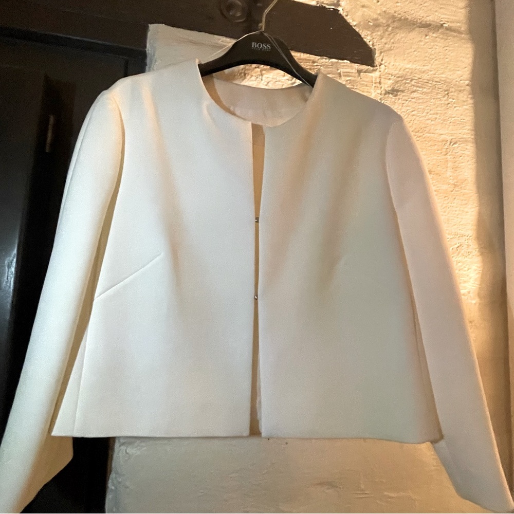 BOSS Women’s slim-fit, cropped, collarless, soft cream blazer. Size 4.